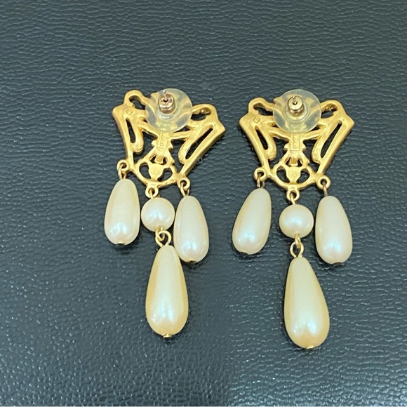 Vintage AVON Gold-tone Crest Victorian Revival Faux Pearl Drop Dangle Earrings - Picture 6 of 12